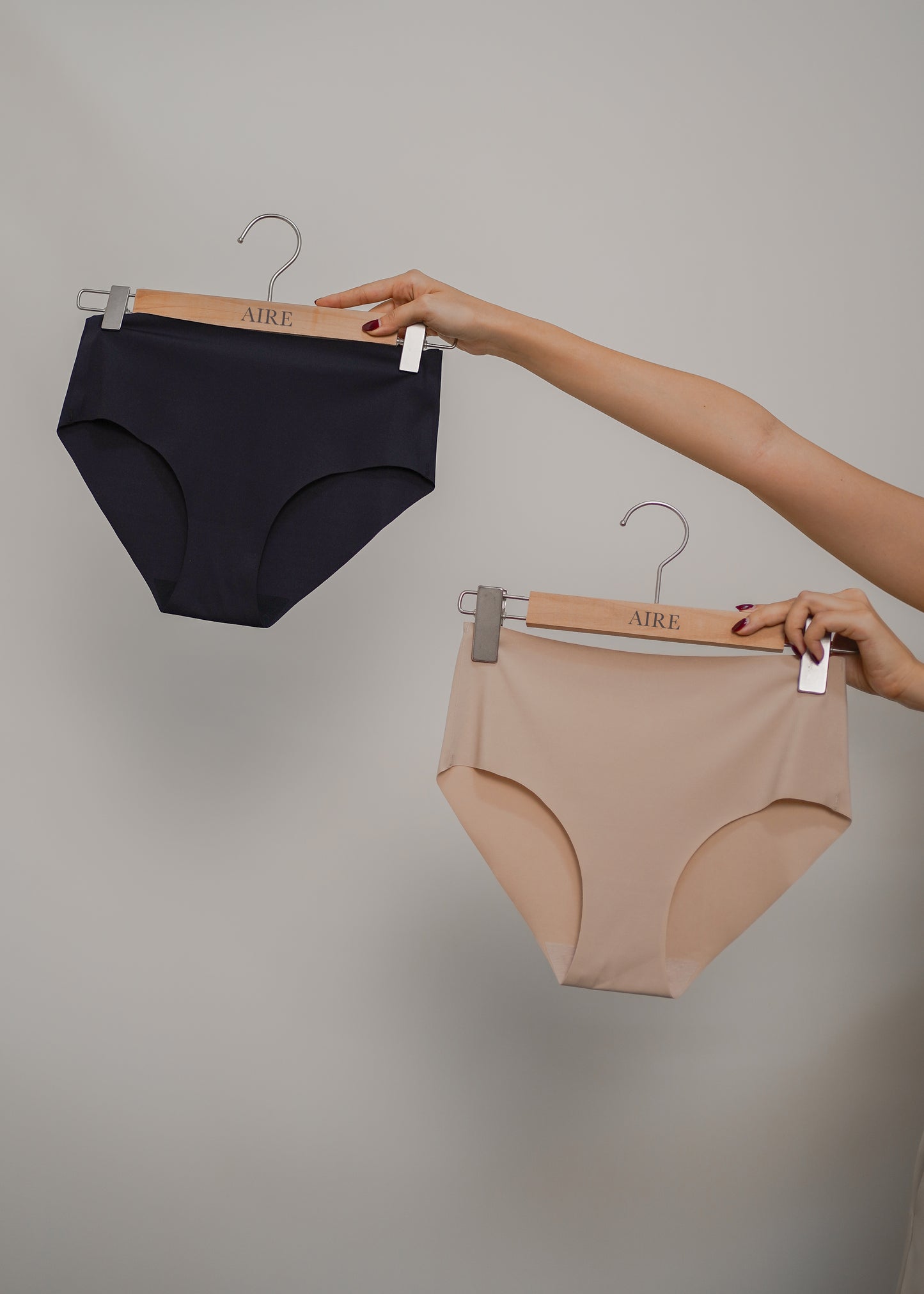 AIRE Seamless Panties (Mid Rise - Black/Nude)